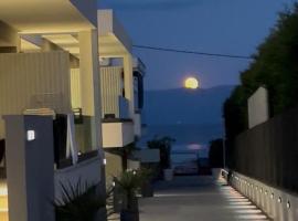 Sealuxe Living，位于伊拉克里萨的带热水浴缸的酒店