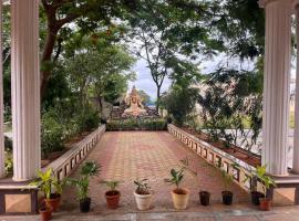 Hotel Harsha International，位于Koppal的酒店
