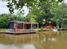 Chalet sur l'eau dans un cadre idyllique