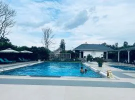 TVR Luxury Resort - With Bathtub and Pool