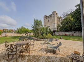 Charmante maison de ville avec vue sur le donjon avec wifi et jardin，位于Gouffern en Auge的酒店