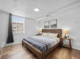 Bloomfield Pittsburgh C Stylish and Cozy Private Bedroom, Shared Bathroom, with Free Parking