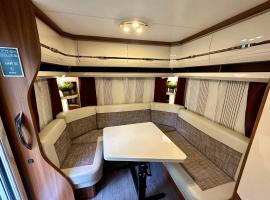 Mereäärne Caravan Vormsi saarel，位于Hosby的酒店