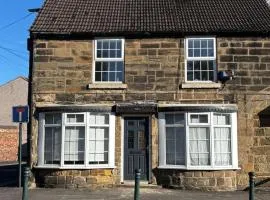Guisborough 3-Bed, with parking, Walk to Pubs, Shops & Trails
