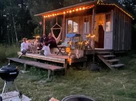 Vista Vibes Glamping -Chillbillystuga，位于Grillby的酒店