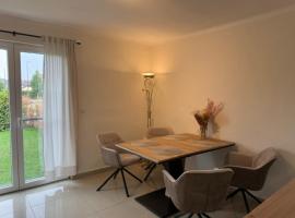Moderne Erdgeschosswohnung und eigenem Garten für bis zu 4 Personen，位于凯奇的酒店