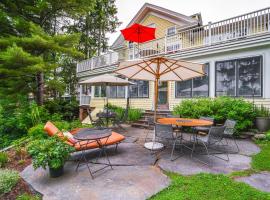 Steps to Downtown Stockbridge Home with Patio!，位于斯托克布里奇的酒店