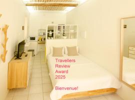 Clementine - Joli studio privé avec clim calme à 70 m du centre village de Lauris，位于洛里的酒店