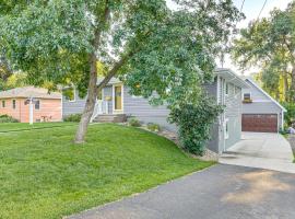 Walk to Spring Lake with Waterpark Family Retreat!，位于North Mankato的酒店