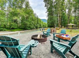 Gateway to Mt Rainier Riverfront Haven with Hot Tub，位于帕克伍德的别墅