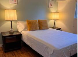 A cozy home, centrally located with free parking，位于三角洲的酒店