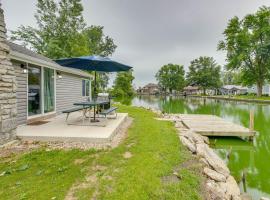 Grand Lake Cabin with Private Dock in St Marys!，位于South Shore Acres的酒店