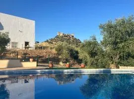 Casa Caraza. Un olivar con vistas al castillo de Juego de Tronos