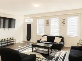 2024 Built Stylish 3BR Cambridge Townhouse with Free Parking, WiFi, Full Kitchen, Laundry, Only 8 Mins to African Lion Safari! Perfect for Family Travel, Group Trips or Work Stays!