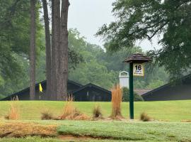 12 minute walk to Pinehurst Resort，位于派恩赫斯特的酒店