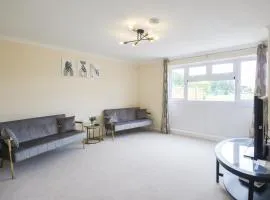 SALE 3 bed House CALNE SLEEPS 6 pet-friendly
