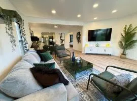 Modern Duplex with 6 beds and Sofa bed in Miracle Mile Longwood