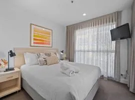 Belle Escapes - Beachside Apartment in Glenelg