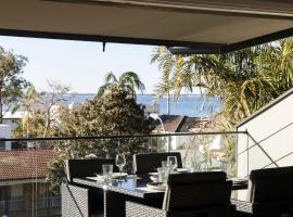 The Palms- 9 Pantowora St, Corlette，位于科莱特的酒店