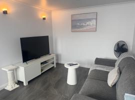 Penguin Paradise Studio Guesthouse，位于Cooee的酒店