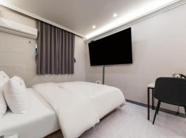 Momo Hotel，位于富川市的酒店
