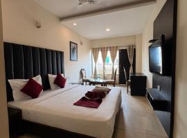 Eagle Hospitality !! Lift ! Large Rooms ! Parking ! Top Rated and Most Awarded Property by SIDHAM Group，位于钱德加尔的酒店