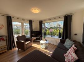 Spa Chalet Veluwe Wellness with Private HOTTUB and SAUNA - Family Holiday House with Fenced Garden - Veluwe Holiday Putten，位于皮滕的酒店