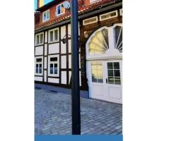 Flair Apartments 'FACHWERK & FLAIR' - Altstadt-Apartment 78 qm für Urlaub oder Geschäftsreise, Innenstadtlage, ruhig, modern, 900 m Bahnhof, 24 Std Check-in, WLAN, Streaming, Küche, Regendusche, 2 x Doppelbett, direkt am neuen Markt in der Altstadt