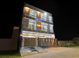 FabHotel The Viraaj，位于加济阿巴德的酒店