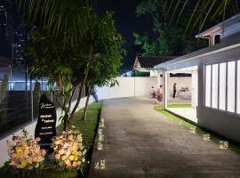 Luxury Tropical Bungalow in Damansara Golden Core，位于吉隆坡的酒店