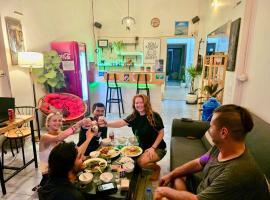 Social Backpacker Hostel & Rooftop Bar，位于马德望的酒店
