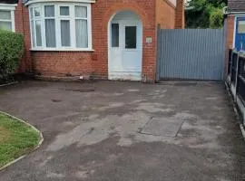 L & J ESCAPES-4 BEDROOMs SUITABLE FOR CONTRACTORS AND FAMILIES- LARGE PRIVATE PARKING-10 MINUTES TO M6 JUNCTION 9