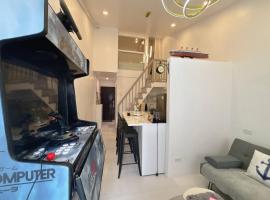 Cozy Loft Condo in Tanza with Arcade，位于Tanza的酒店