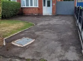 L & J ESCAPES-4 BEDROOMs SUITABLE FOR CONTRACTORS AND FAMILIES- LARGE PRIVATE PARKING-10 MINUTES TO M6 JUNCTION 9