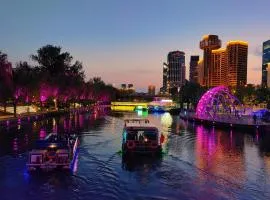 Chinese Culture Boutique Hotel TangFu, Liangma Riverside, Near Sanlitun & Embassy Area, Metro Access, 20min to Wangfujing, Forbidden City & Tian'anmen Square, Airport & the Great Wall Travel Assistance