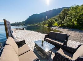 Nice House by the Sea with private beach and jetty，位于Hjelmeland的酒店