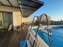 luxury penthouse with a jaccuzi, pool and parking, suka for Sukkot optional，位于霍隆的酒店