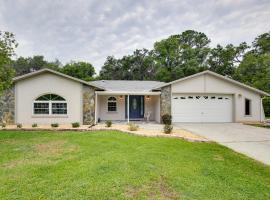 Riverfront Dunnellon Home with Private Dock!，位于邓内伦的酒店