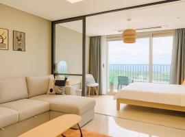 Blue Terra Sokcho，位于束草市襄阳国际机场 - YNY附近的酒店