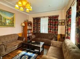 Luxury suite at Humhama Srinagar Airport 5 mins away
