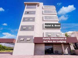 Hotel S Boss，位于Waluj Buzurg的酒店
