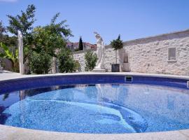 Luxury Villa Karla next to Beach on Island Brač，位于苏佩塔尔的度假村