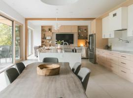 Camozzi Chalet by Revelstoke Vacations，位于雷夫尔斯托克的酒店