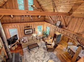 Comfy Cabin near Lake Rabun，位于Lakemont的酒店