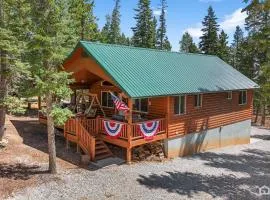 The Hilltop Hideaway with Private Hot Tub and Deck