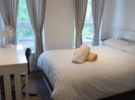 Lovely double room in riverside Canada Water，位于伦敦的酒店