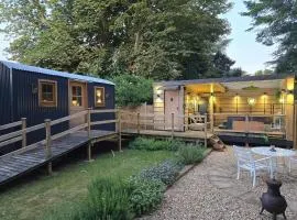 Rustic 1BD Hut Retreat with Hot Tub & Countryside