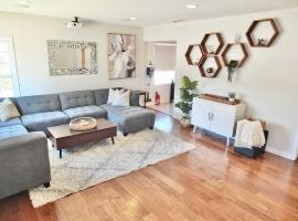Bellflower Breeze - Charming 3 BDR in Long Beach，位于长滩的酒店