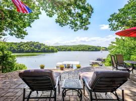 Lakeside Oasis - Room for 12，位于Linn Creek的酒店