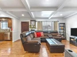 Fully Updated 3 BDR Seaside Home Minutes to Beach